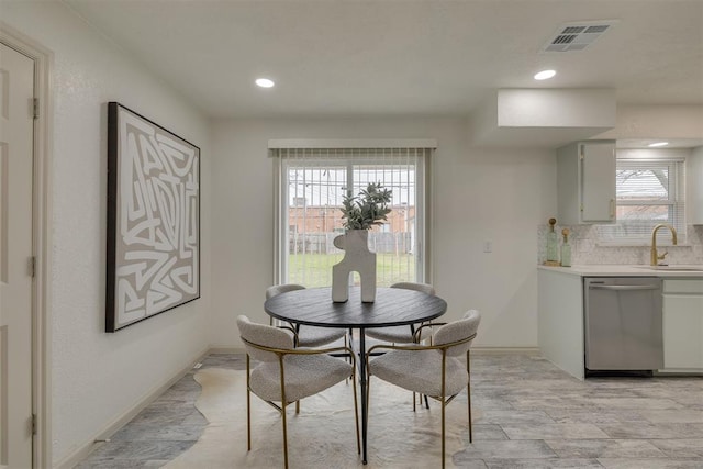 dining area featuring recessed lighting, visible vents, and baseboards