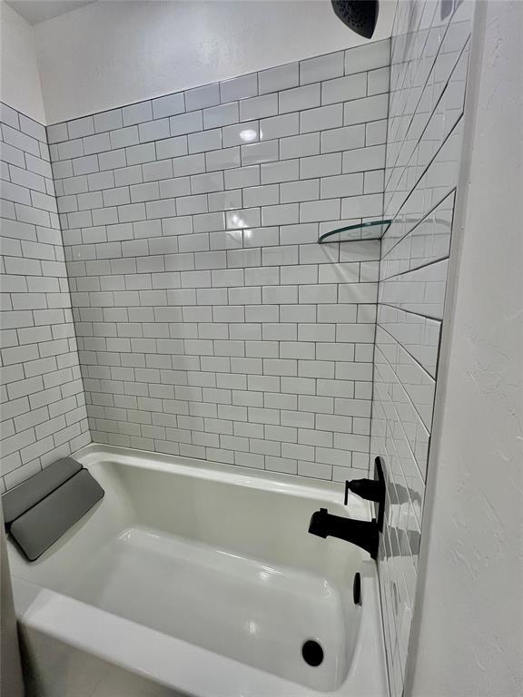 bathroom with tub / shower combination