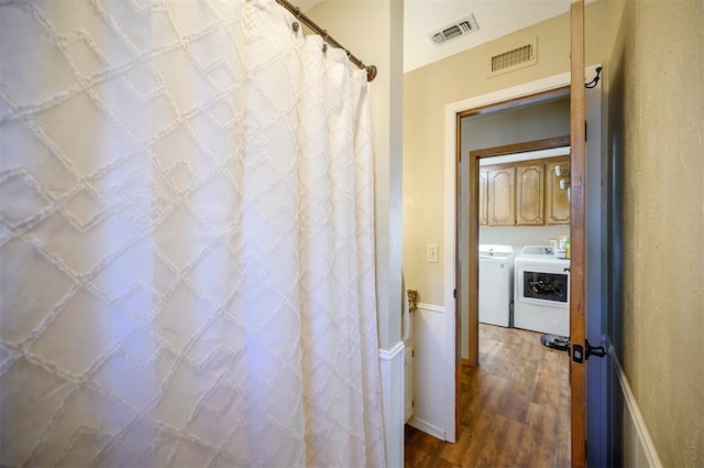 full bathroom featuring baseboards, visible vents, washer and clothes dryer, and wood finished floors