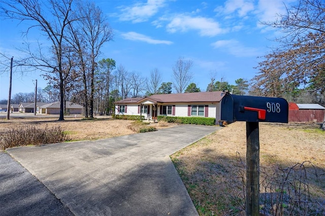 ranch-style home featuring driveway