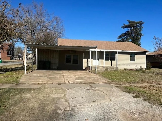 ranch-style home with driveway and a front yard