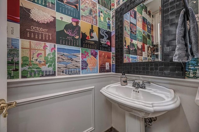 bathroom featuring a sink