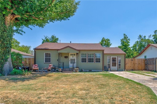 view of front of house featuring crawl space, fence, and a front lawn