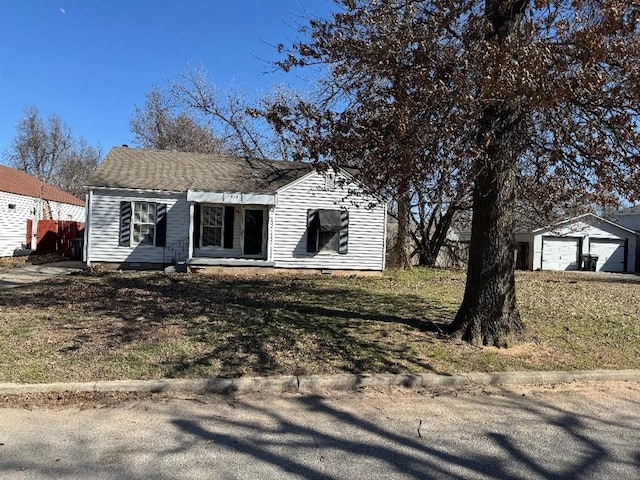 view of front of property with an outbuilding