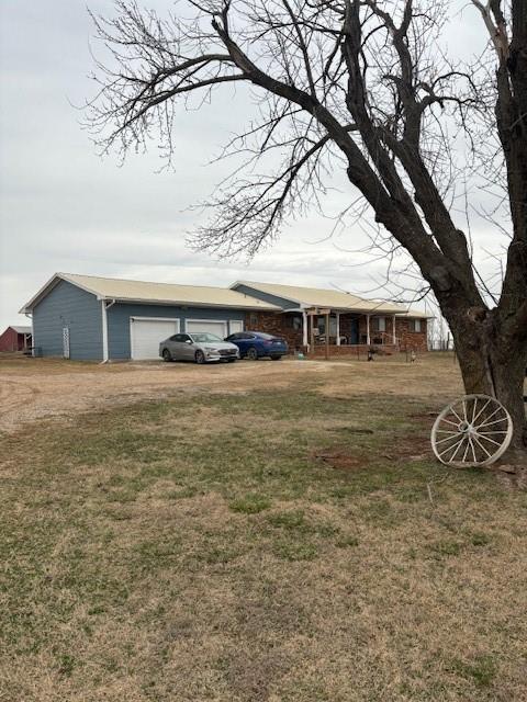 view of front facade featuring a garage and a front lawn