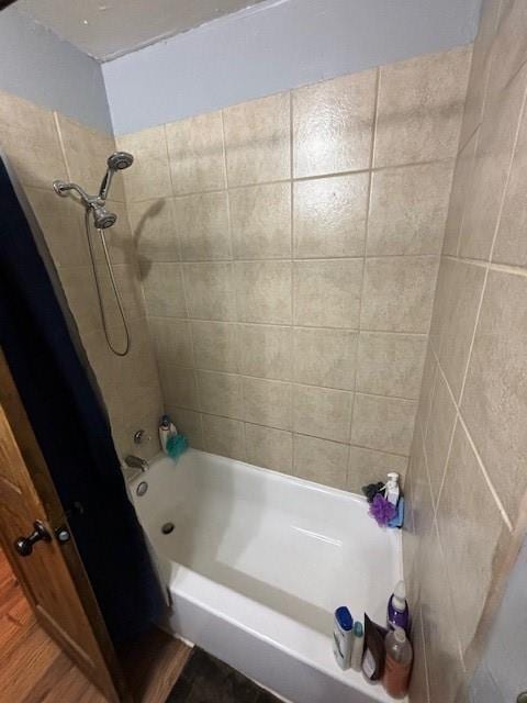 bathroom with washtub / shower combination