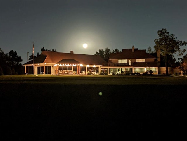 view of front of home featuring a yard