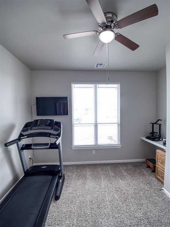 exercise area featuring carpet flooring, baseboards, visible vents, and ceiling fan