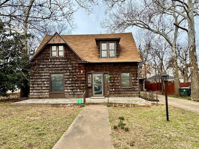 view of front of house featuring a front yard and fence