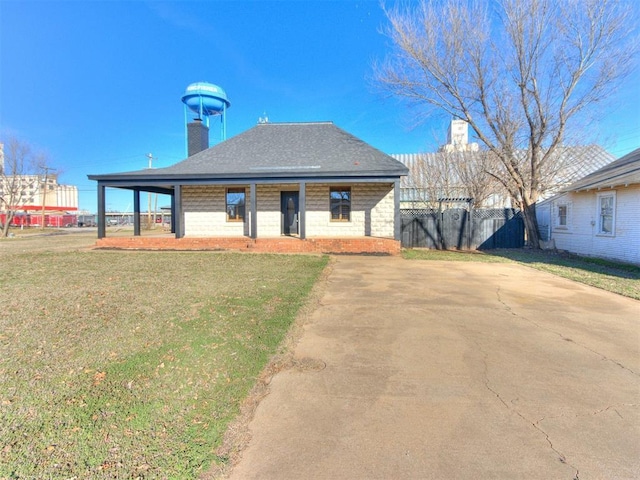 view of front of property featuring a shingled roof, a chimney, a front yard, and fence