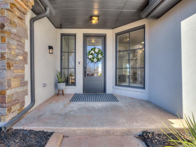 property entrance with stucco siding