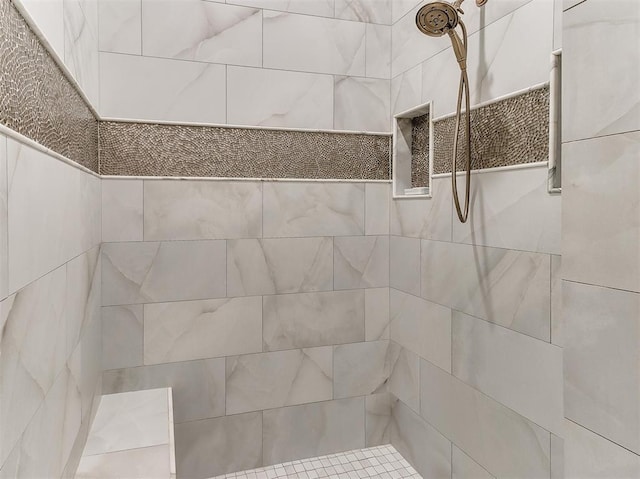 full bathroom featuring a tile shower