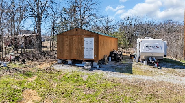 view of outdoor structure featuring an outbuilding