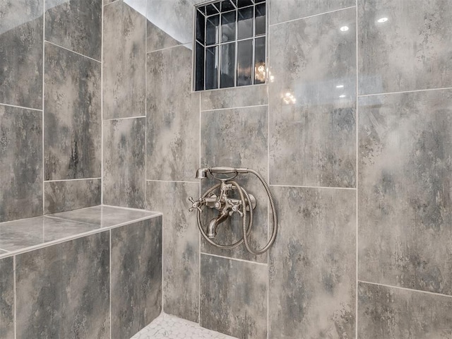 details featuring tiled shower