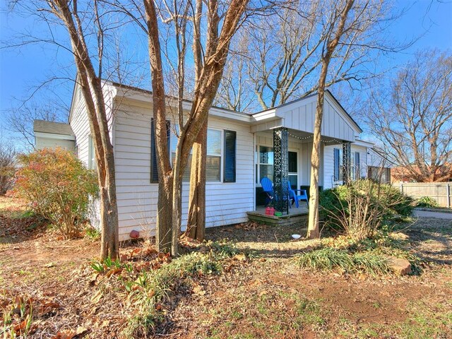 420 W Lincoln St, Purcell, OK 73080 - view of side of property with covered porch and fence