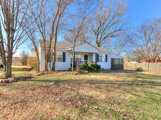 420 W Lincoln St, Purcell, OK 73080 - view of front facade with a front yard and fence