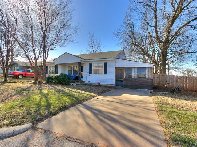420 W Lincoln St, Purcell, OK 73080 - view of front of home with a front yard and fence