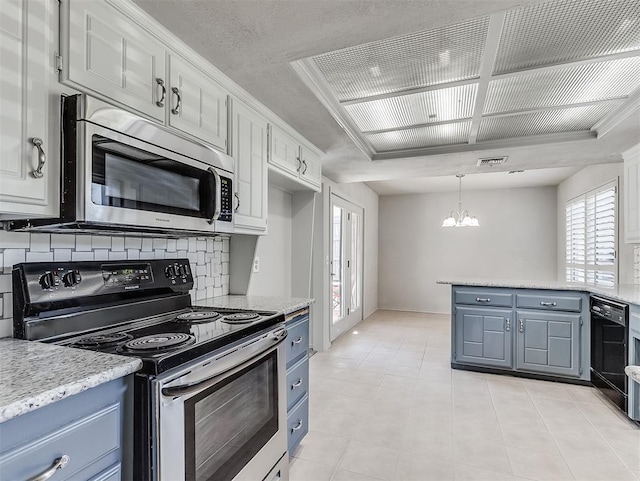 kitchen with tasteful backsplash, visible vents, a raised ceiling, blue cabinets, and stainless steel appliances