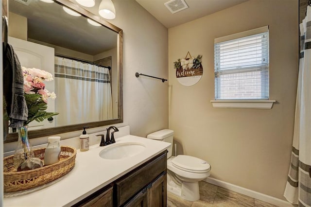 bathroom featuring toilet, a shower with shower curtain, vanity, visible vents, and baseboards