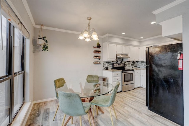 dining room with recessed lighting, light wood-style floors, an inviting chandelier, crown molding, and baseboards