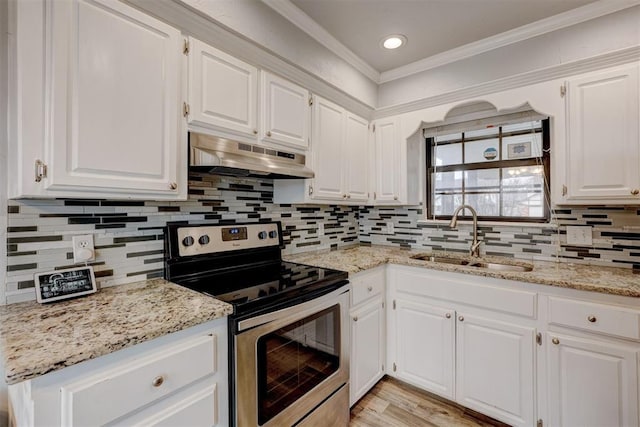 kitchen featuring under cabinet range hood, stainless steel electric stove, ornamental molding, white cabinets, and a sink