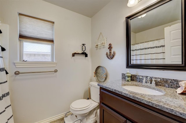 full bath featuring a shower with shower curtain, baseboards, toilet, and vanity