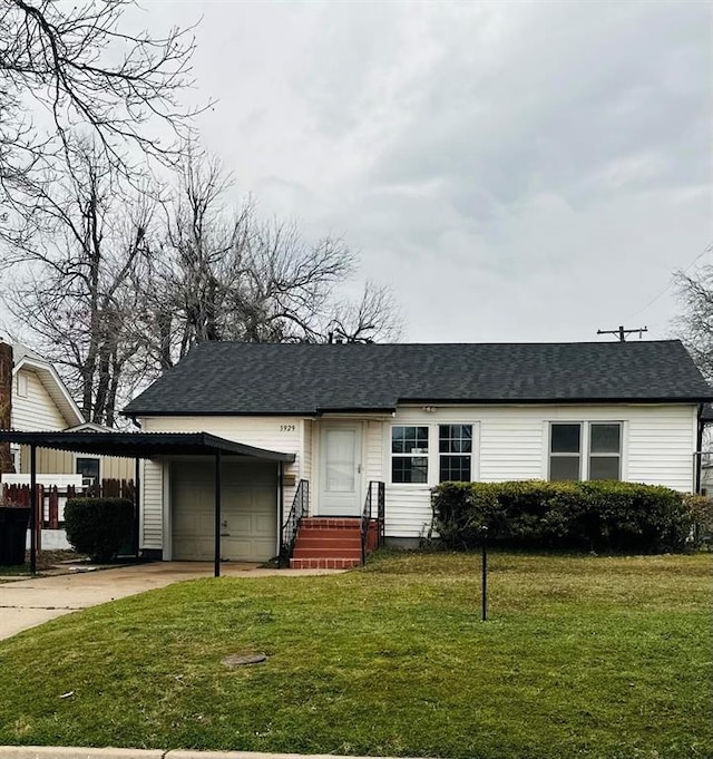 view of front facade with driveway, an attached garage, and a front lawn