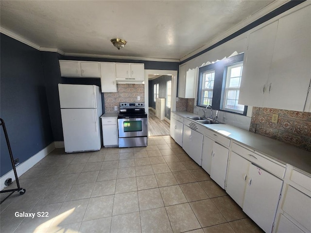 kitchen featuring crown molding, under cabinet range hood, stainless steel range with electric cooktop, freestanding refrigerator, and a sink