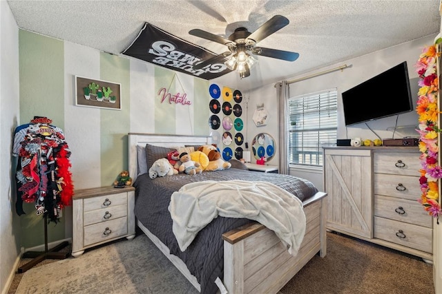 bedroom featuring carpet floors, a textured ceiling, and ceiling fan