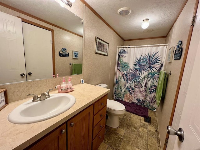 13132 Bluebird Ln, Kingston, OK 73439 - full bath with vanity, a textured ceiling, curtained shower, crown molding, and toilet