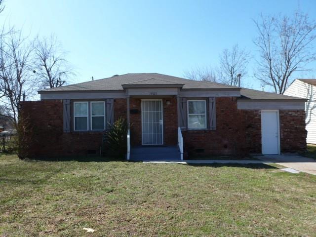 ranch-style house with brick siding, crawl space, and a front yard