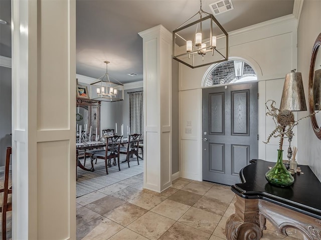 entryway featuring a notable chandelier, visible vents, and ornamental molding