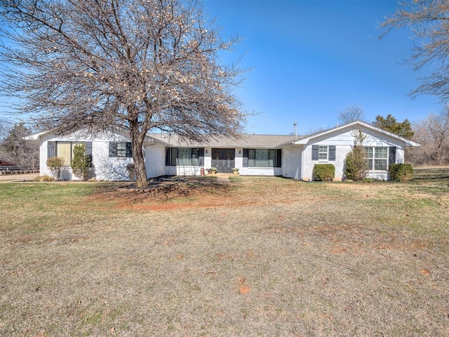 single story home featuring a front lawn