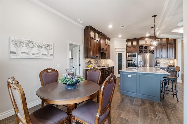 dining area featuring visible vents, crown molding, dark wood-type flooring, baseboards, and recessed lighting