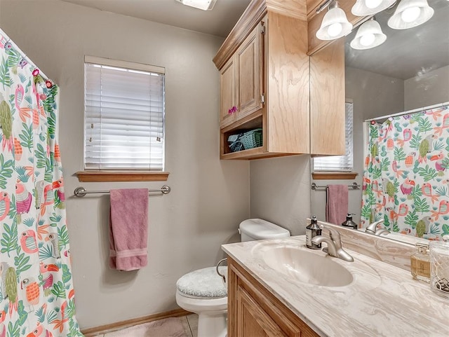 full bathroom featuring a shower with shower curtain, toilet, and vanity