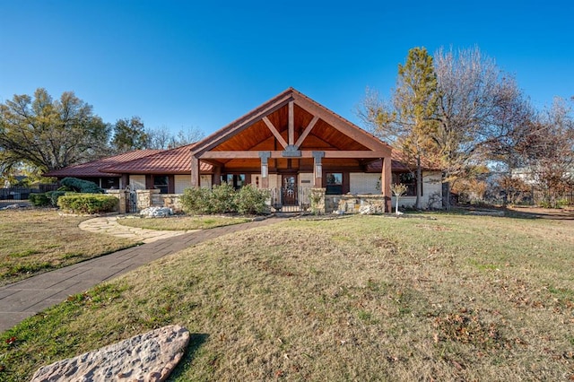 view of front of home featuring a front yard