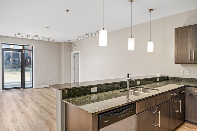 kitchen featuring a sink, light wood-style floors, dark brown cabinetry, a peninsula, and dishwasher
