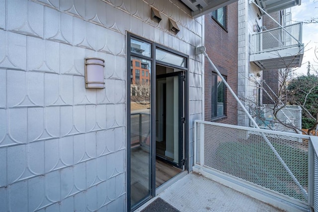 property entrance featuring a balcony