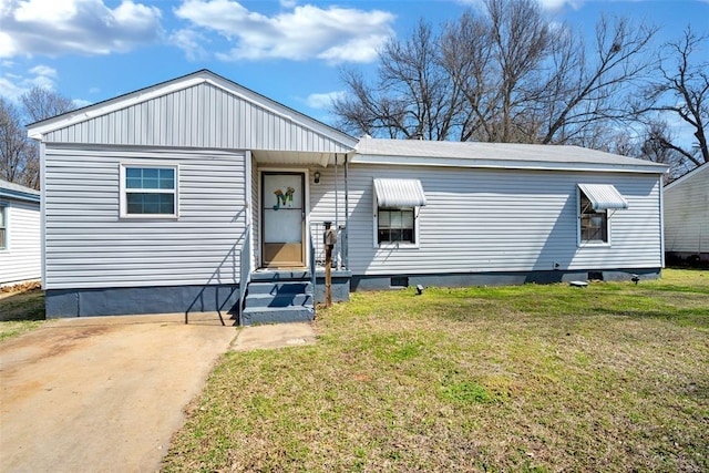 view of front of home featuring entry steps and a front yard