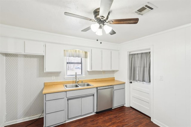 kitchen with visible vents, stainless steel dishwasher, dark wood-style floors, a ceiling fan, and a sink