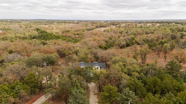 birds eye view of property featuring a forest view