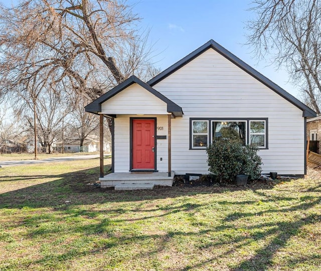 bungalow featuring a front lawn