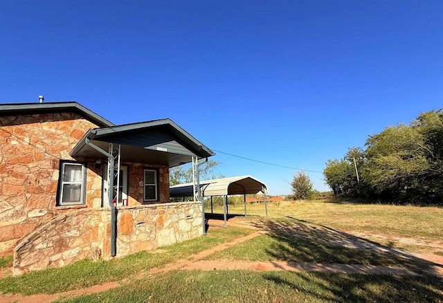 view of yard with a carport