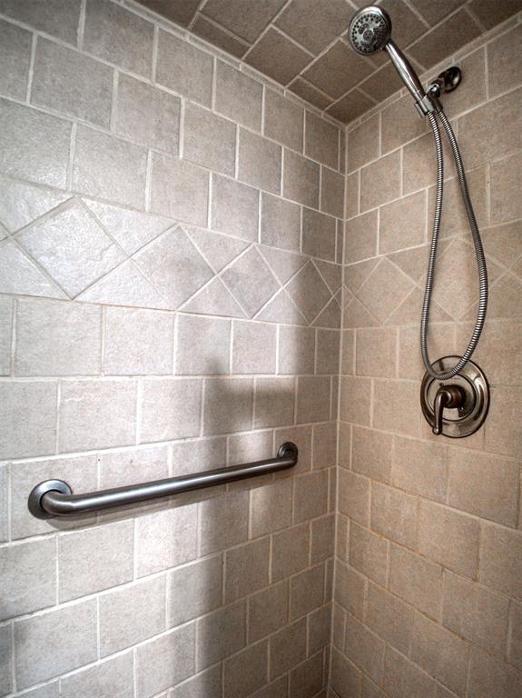 full bathroom featuring a tile shower