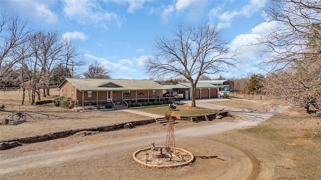 ranch-style house featuring dirt driveway