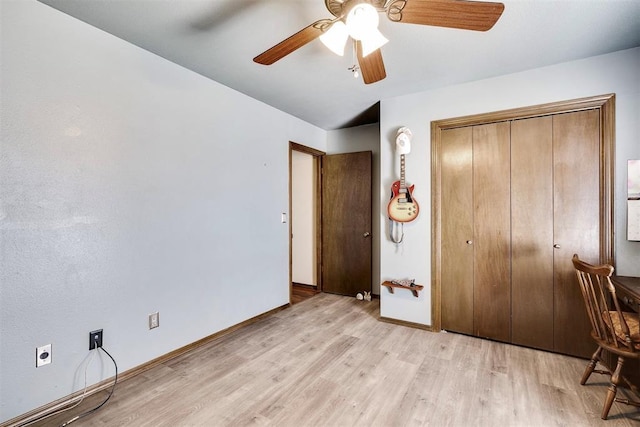 unfurnished bedroom with a ceiling fan, baseboards, light wood-type flooring, and a closet