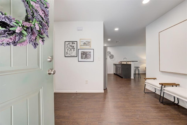 foyer with recessed lighting, dark wood-style floors, and baseboards