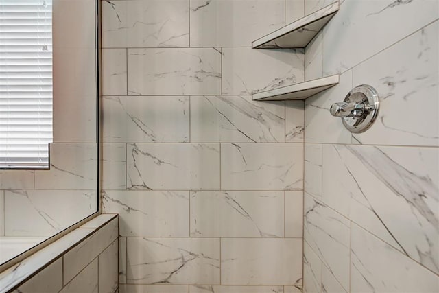 details featuring tiled shower