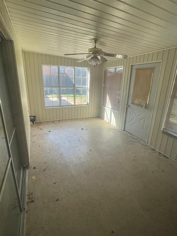 unfurnished room featuring ceiling fan