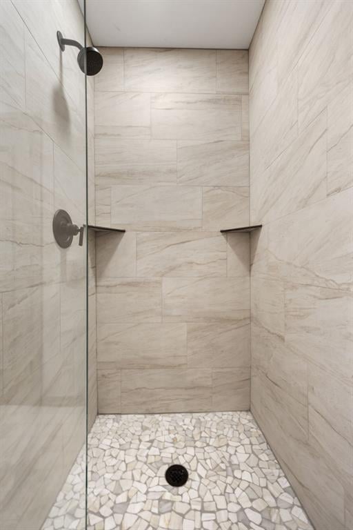 full bathroom featuring a tile shower